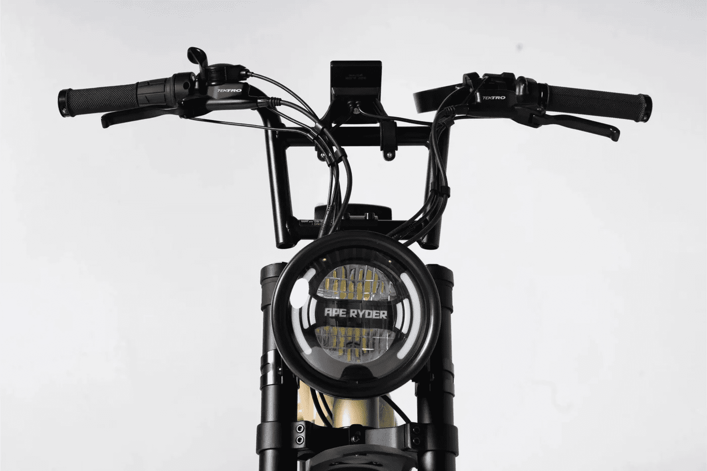 Bicicletă electrică APE RYDER BONOBO SAND – motor 250W, autonomie 70 km, viteză 25 km/h Bicicletă electrică APE RYDER BONOBO SAND cu motor 250W, viteză maximă 25 km/h și autonomie până la 70 km – e-bike urbană modernă, eco-friendly.
