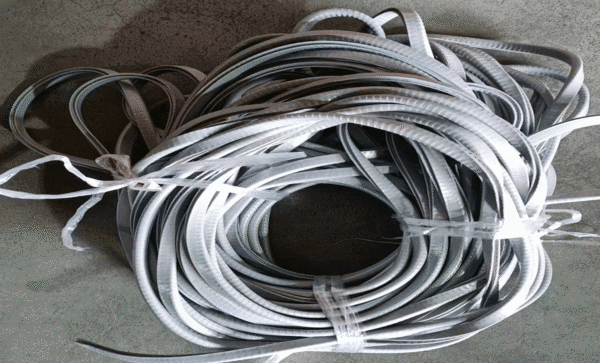 piesa din plastic – banda neagra de margine, îngusta, 29 mm e pickup