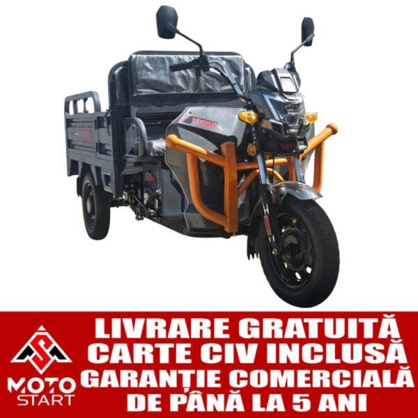 Triciclu electric de marfă KUBA LIGHT CARGO L2e-U gri antracit cu banner Moto Start pentru livrare gratuită, carte CIV inclusă și garanție comercială de până la 5 ani.