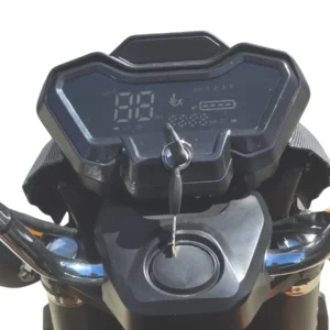 Display LCD extra-large montat pe ghidonul mopedului electric cu trei roți KUBA LIGHT CARGO, indicând nivelul bateriei și viteza.