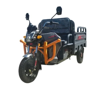 Triciclu electric de marfă KUBA LIGHT CARGO, vehicul electric L2e în nuanță gri antracit cu bare de protecție portocalii, vedere ¾ din față.